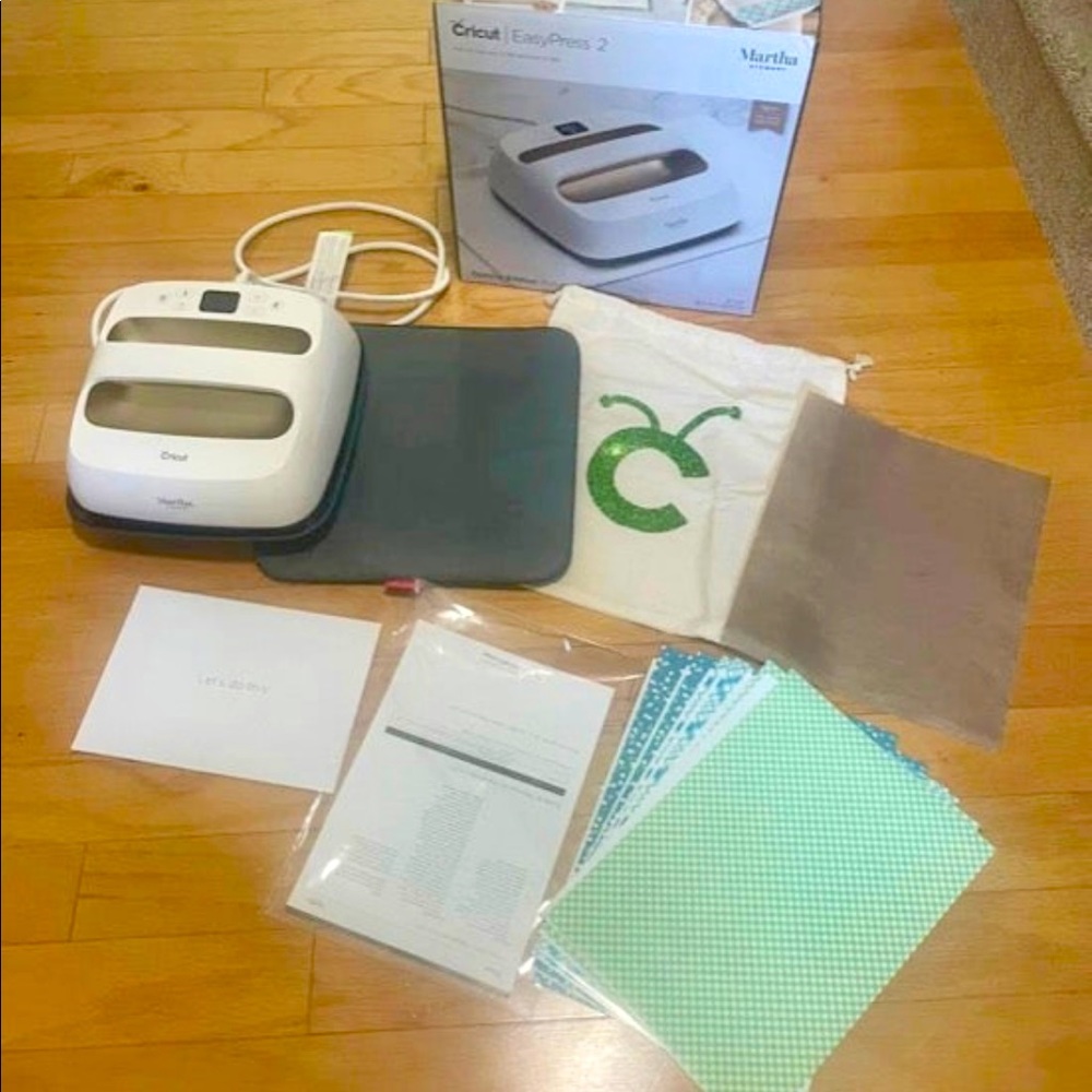 Cricut Easy Press 2 9x9 Martha Stewart Edition & Vinyl